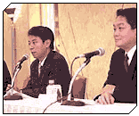 Suzuki (CEO de Squaresoft) y Kutaragi (CEO de SCE) en la rueda de prensa